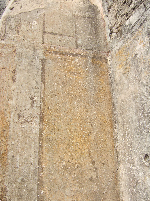 VI.2.22 Pompeii. September 2005. Cubiculum on south side of entrance doorway.
Painted wall decoration in north-east corner. The zoccolo was painted red, see south wall above. In the yellow middle zone the panels were separated by narrow compartments. The upper area of the wall was white.
