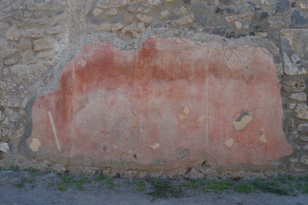 VI.2.25, Pompeii. October 2017. Looking west towards front exterior wall with detail of painted decoration. 
Foto Taylor Lauritsen, ERC Grant 681269 DÉCOR.
