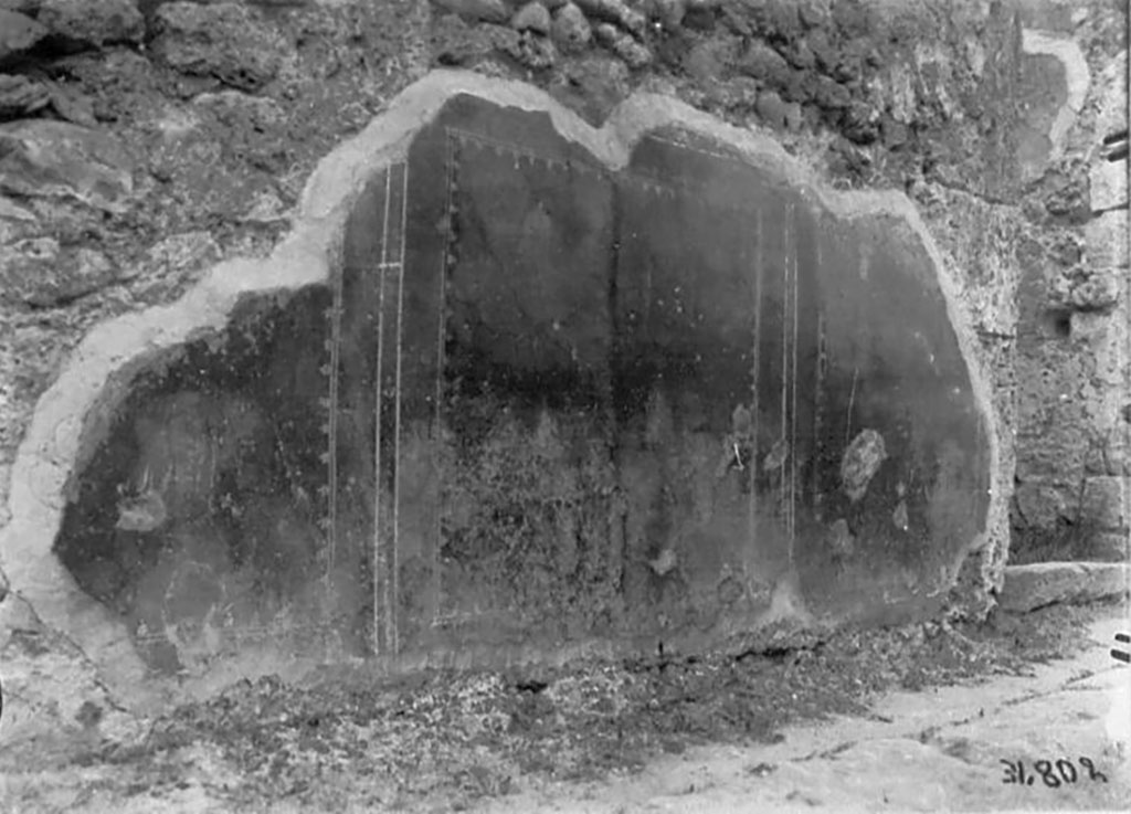 VI.2.25 Pompeii. Undated photograph. 
Looking towards painted decoration on south side of entrance doorway in Vicolo di Modesto.
DAIR 31.802. Photo © Deutsches Archäologisches Institut, Abteilung Rom, Arkiv. 
Foto Taylor Lauritsen, ERC Grant 681269 DÉCOR.
According to PPM –
“The external facade to the south of the entrance doorway had a red zoccolo/dado subdivided into three panels with ‘carpet’ borders of two parallel lines.”
(Facciata esterna a S dell’ingresso: zoccolo rosso suddiviso in tre pannelli con bordi di tappeto a due linee parallele).
See Carratelli, G. P., 1990-2003. Pompei: Pitture e Mosaici.4. Roma: Istituto della enciclopedia italiana, p. 270.
