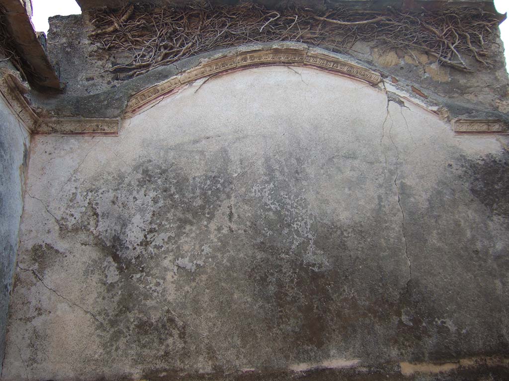 VI.2.25 Pompeii. September 2005. Remains of painted decoration and stucco on south wall in cubiculum.