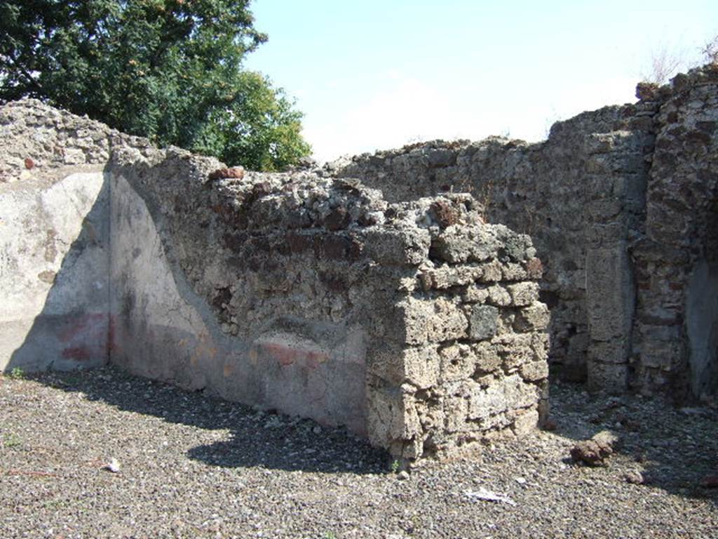 VI.2.25 Pompeii. September 2005. Two room in south-east corner of peristyle.
See Eschebach, L., 1993. Gebäudeverzeichnis und Stadtplan der antiken Stadt Pompeji. Köln: Böhlau. (p.160)
See Pappalardo, U., 2001. La Descrizione di Pompei per Giuseppe Fiorelli (1875). Napoli: Massa Editore. (p.51)
According to PPM, the room above with walls with the remains of painted stucco was a triclinium, on either side of it was an oecus.
See Carratelli, G. P., 1990-2003. Pompei: Pitture e Mosaici.4. Roma: Istituto della enciclopedia italiana, p. 269.
