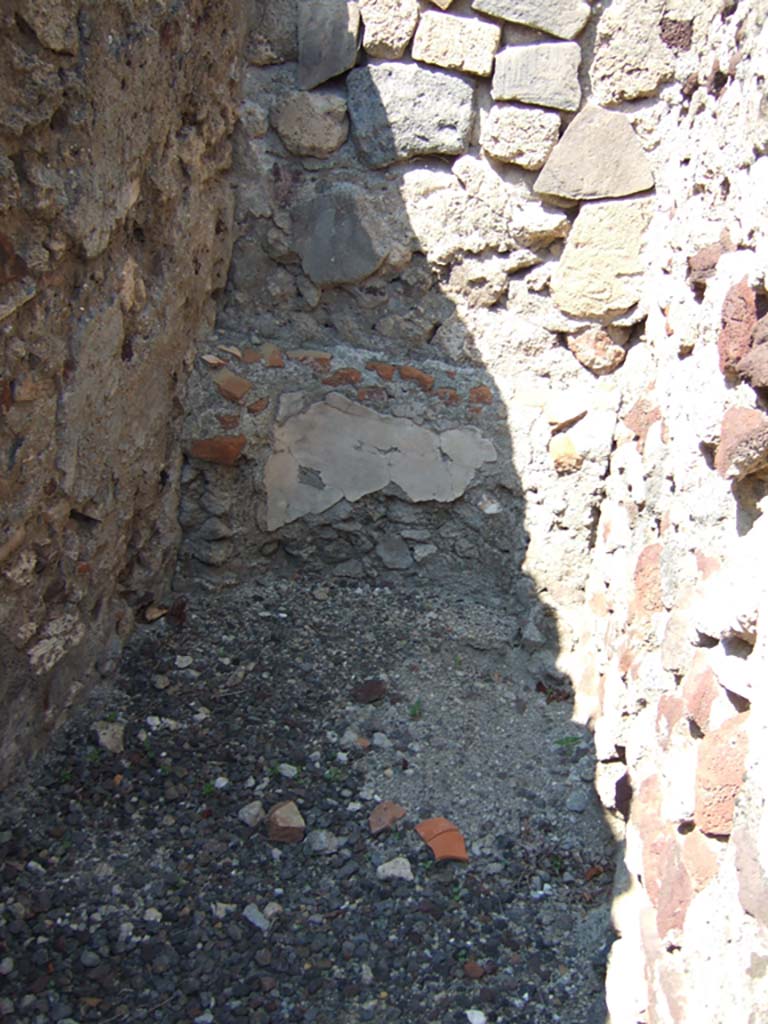 VI.2.26 Pompeii. May 2011. Looking north into latrine on west side of entrance doorway.