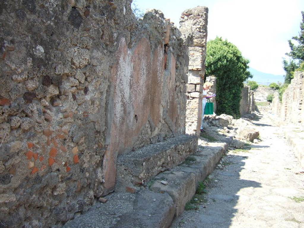 VI.2.29 Pompeii. September 2005. Bench outside on south side of entrance doorway.