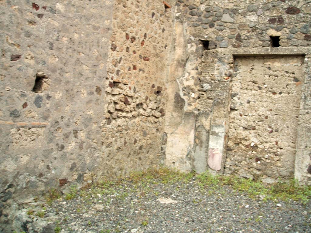 VI.2.32 Pompeii. May 2005. Looking towards north-east corner, and blocked doorway.
