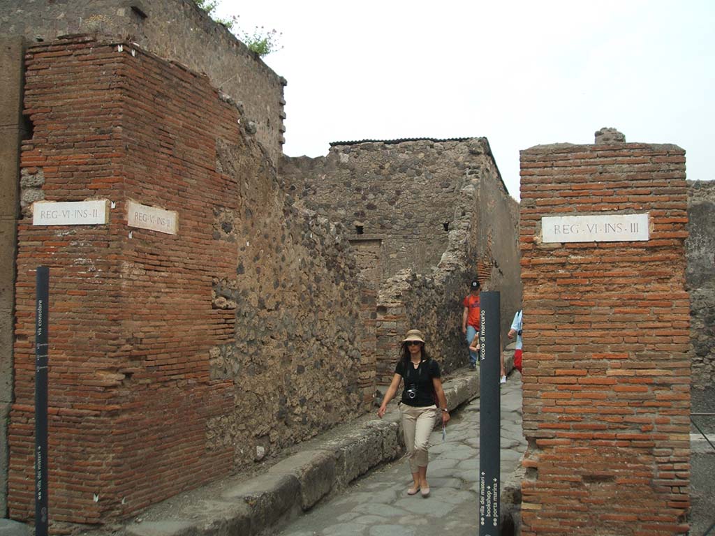 VI.2.1 and VI.2.32 Pompeii, on left. May 2005.   Vicolo di Mercurio, looking east.                             VI.3, on right.