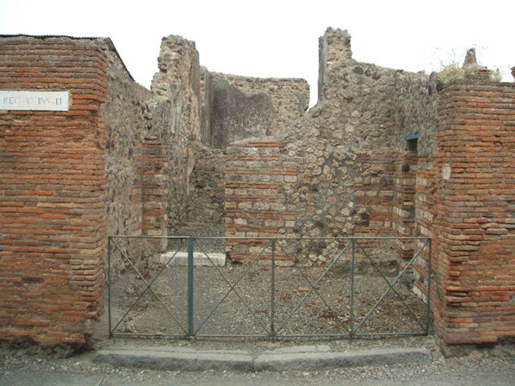 VI.3.1 Pompeii. May 2005. Entrance doorway, looking east. According to Fiorelli, this shop had steps to the upper floor dwelling. It also had a room for the reception of customers, a kitchen, cesspit and storeroom under the stairs of a neighbouring staircase. See Pappalardo, U., 2001. La Descrizione di Pompei per Giuseppe Fiorelli (1875). Napoli: Massa Editore. (p.52)
