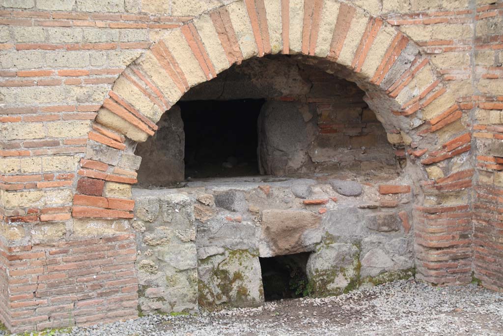 VI.3.3 Pompeii. December 2018. Room 7, detail of oven. Photo courtesy of Aude Durand. 