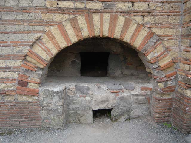 VI.3.3 Pompeii. April 2014. Room 7, detail of oven. Photo courtesy of Klaus Heese. 