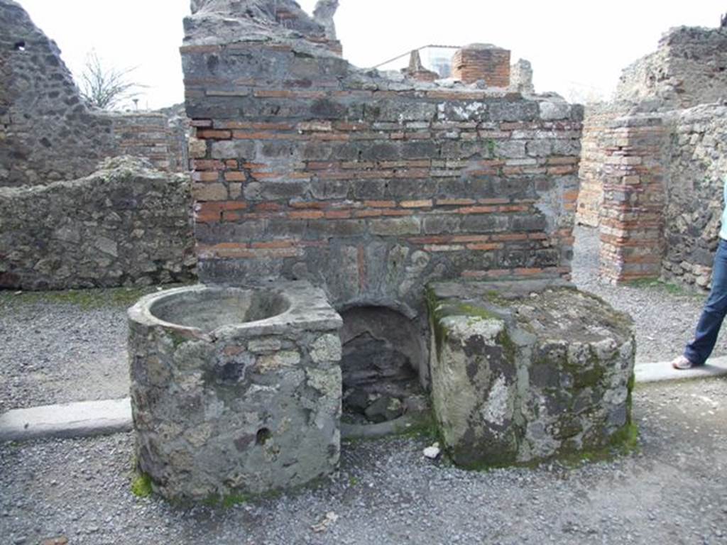 VI.3.3 Pompeii.  March 2009. 
Room 7, west wall with well head and a vessel for holding water on either side.
