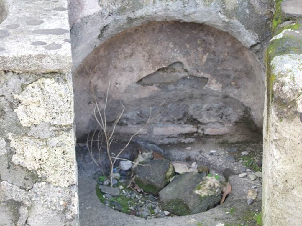 VI.3.3 Pompeii. March 2009. Room 7, well head with a water basin on both sides.