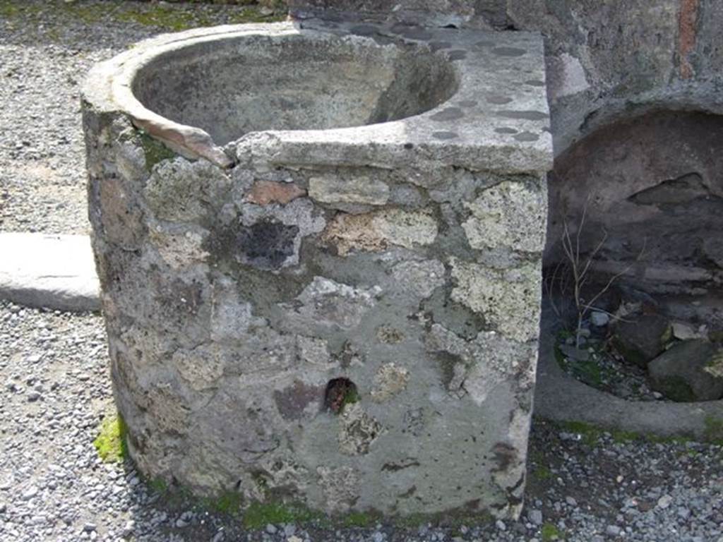 VI.3.3 Pompeii.  March 2009.  Room 7, large earthenware vessel for holding water on south side of well head.

