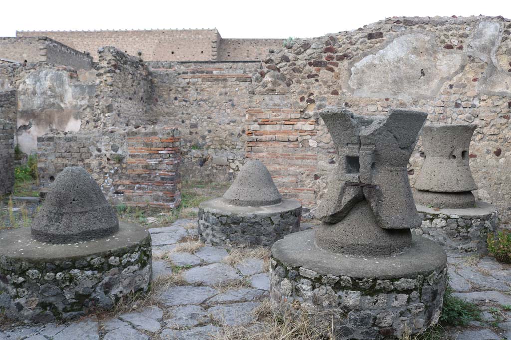 VI.3.3 Pompeii. December 2018. 
Room 7, looking north towards doorway to room 8, on left, and doorway of stable at VI.3.28, in centre. Photo courtesy of Aude Durand.
