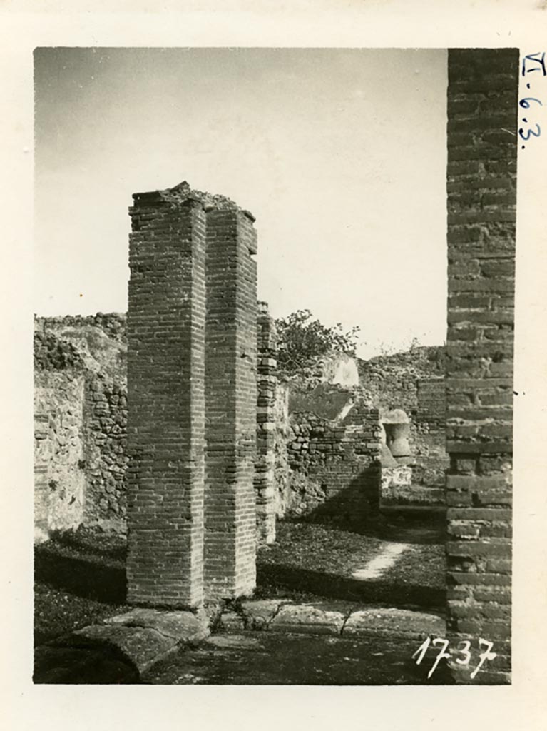 VI.3.3 Pompeii. 1968. Looking east towards room 1, atrium of bakery, with impluvium.
Photo by Stanley A. Jashemski.
Source: The Wilhelmina and Stanley A. Jashemski archive in the University of Maryland Library, Special Collections (See collection page) and made available under the Creative Commons Attribution-Non Commercial License v.4. See Licence and use details.
J68f1984
