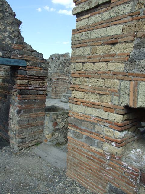 VI.3.3 Pompeii.  March 2009.  Room 5, Looking south along east wall, with small hatch from oven.