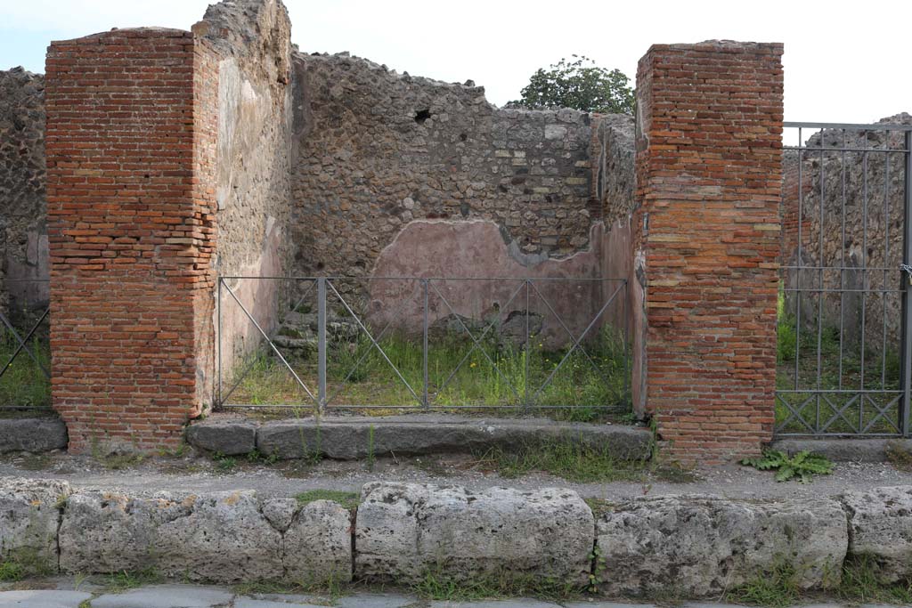 VI.3.6 Pompeii. December 2018. Looking east towards entrance to shop on Via Consolare. Photo courtesy of Aude Durand. 