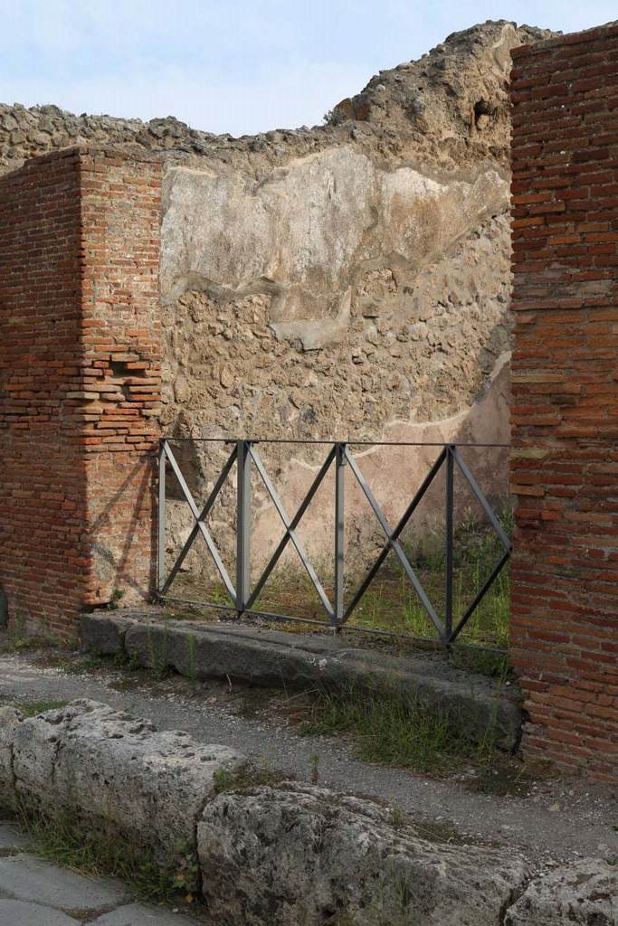 VI.3.6 Pompeii. December 2018. 
Looking towards north wall of shop. Photo courtesy of Aude Durand. 
