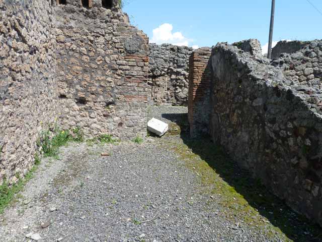 VI.3.10 Pompeii. May 2010. Workshop and dormitory on north side of yard.