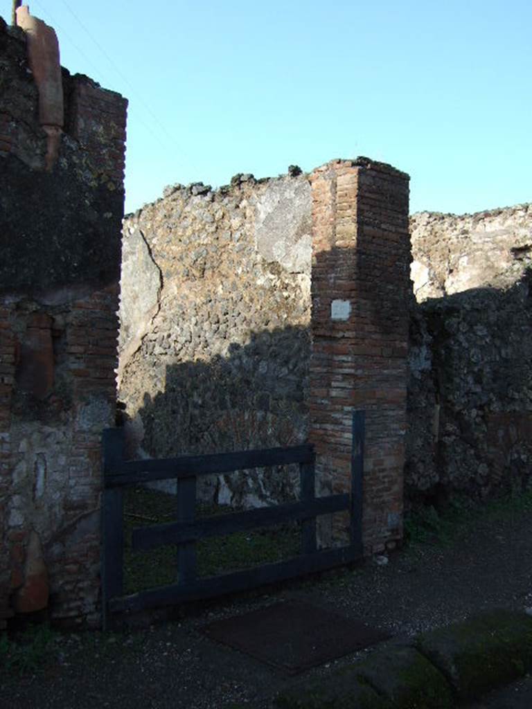 VI.3.22 Pompeii. December 2004. Entrance doorway.