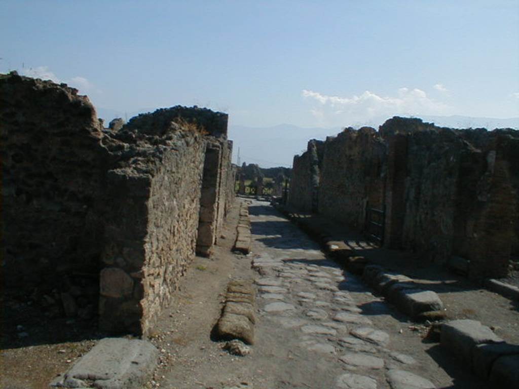 VI.6 Pompeii. September 2005.  Vicolo di Modesto, looking south.    VI.3.24