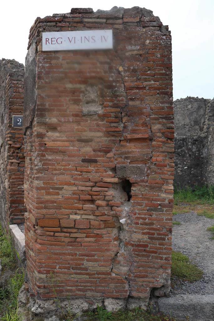 VI.4.1 Pompeii. December 2018. 
Looking south to pilaster on east side of entrance doorway. Photo courtesy of Aude Durand.
