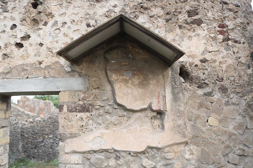VI.4.4 Pompeii. December 2018. Remains of painted lararium shrine on north wall. Photo courtesy of Aude Durand.