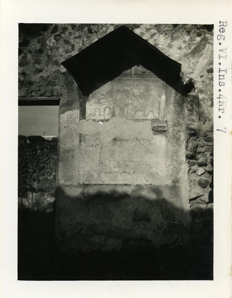 VI.4.4 Pompeii. December 2004. North wall, with remains of painted lararium shrine. See Boyce G. K., 1937. Corpus of the Lararia of Pompeii. Rome: MAAR 14.  (p.46, No.151B)



