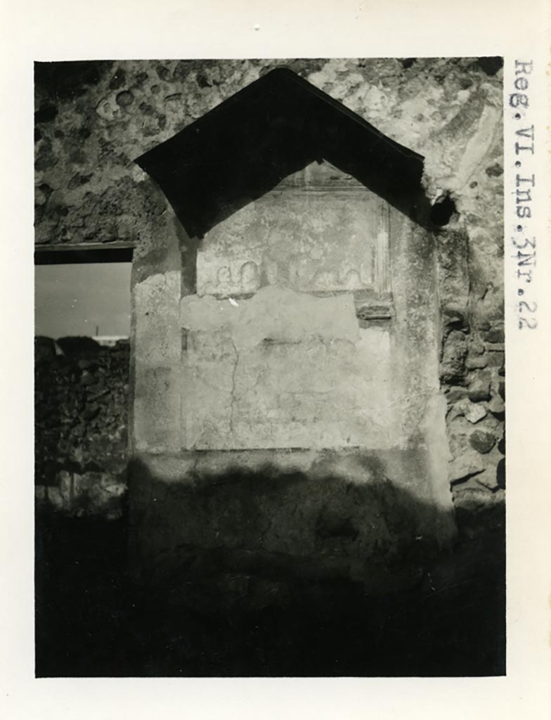 VI.4.4 Pompeii but shown as VI.3.22 on photo. Pre-1937-39. Lararium shrine on north wall.
Photo courtesy of American Academy in Rome, Photographic Archive. Warsher collection no. 1593.
