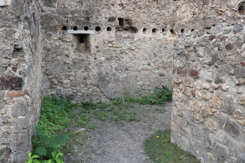 VI.4.4 Pompeii. December 2018. North wall, with remains of painted lararium shrine. Photo courtesy of Aude Durand.