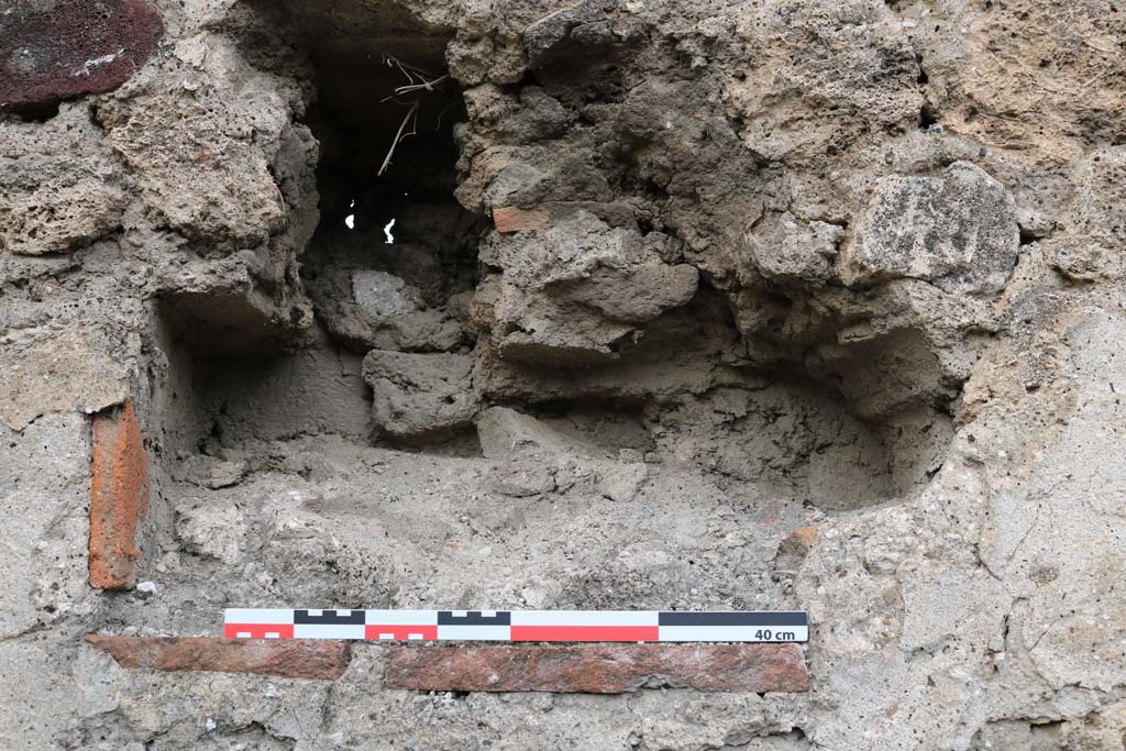 VI.4.4 Pompeii. December 2018. Detail of feature in west wall of rear room Photo courtesy of Aude Durand.