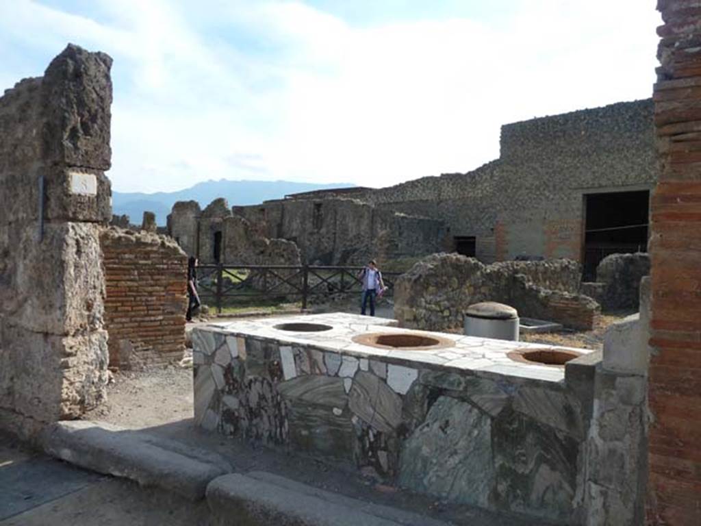 VI.4.8 Pompeii. September 2015. Looking south-west across entrance on Via Consolare.

 
