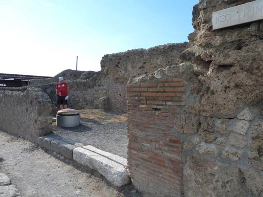 VI.4.9 Pompeii. September 2015. Looking north-west to entrance doorway.