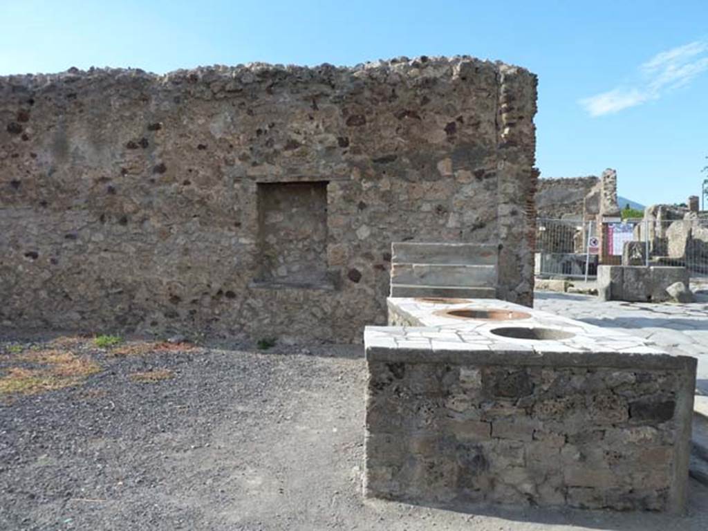 VI.4.9 Pompeii. September 2015. Looking north through entrance doorway, and across podium/counter of VI.4.8.