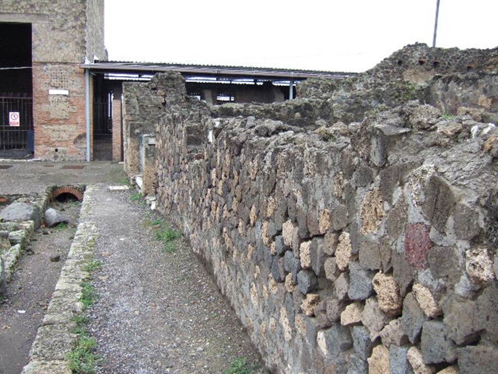 VI.4.9 Pompeii. December 2005. Looking west along front wall.