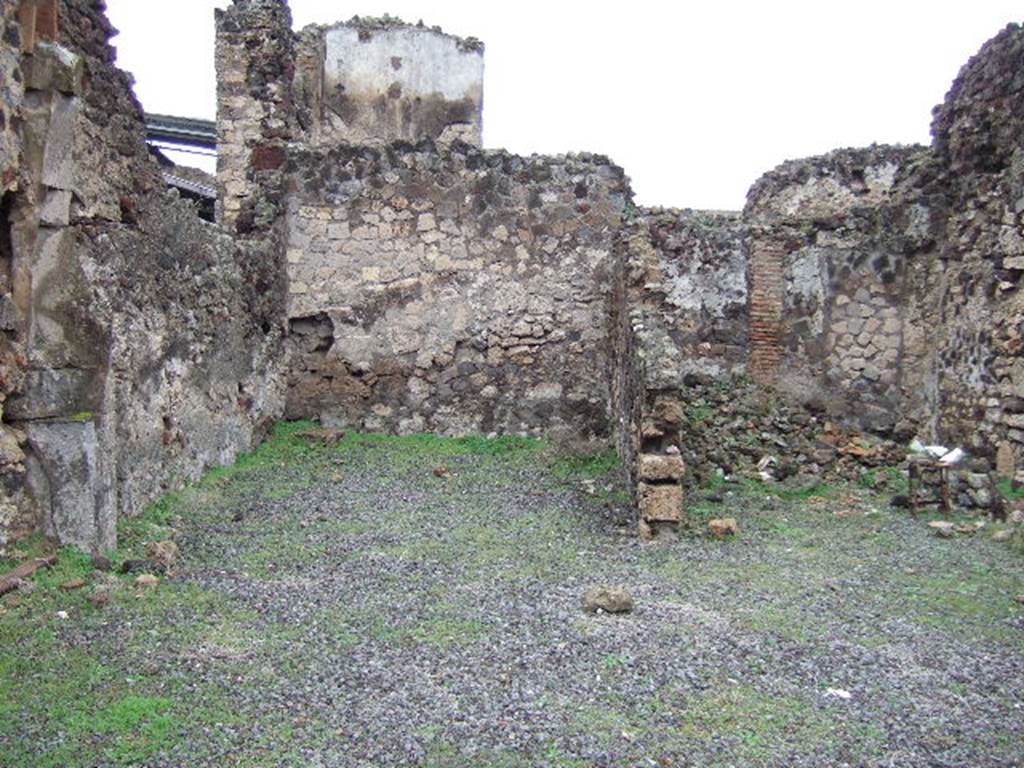 VI.4.10 Pompeii. December 2005. Looking north to rear rooms. On the left a tablinum, on the right a room with entrance to a lightwell or lightyard.
