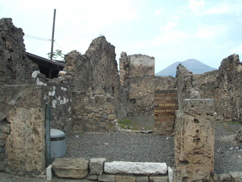 VI.4.11 Pompeii. May 2005. Entrance doorway, looking north.

