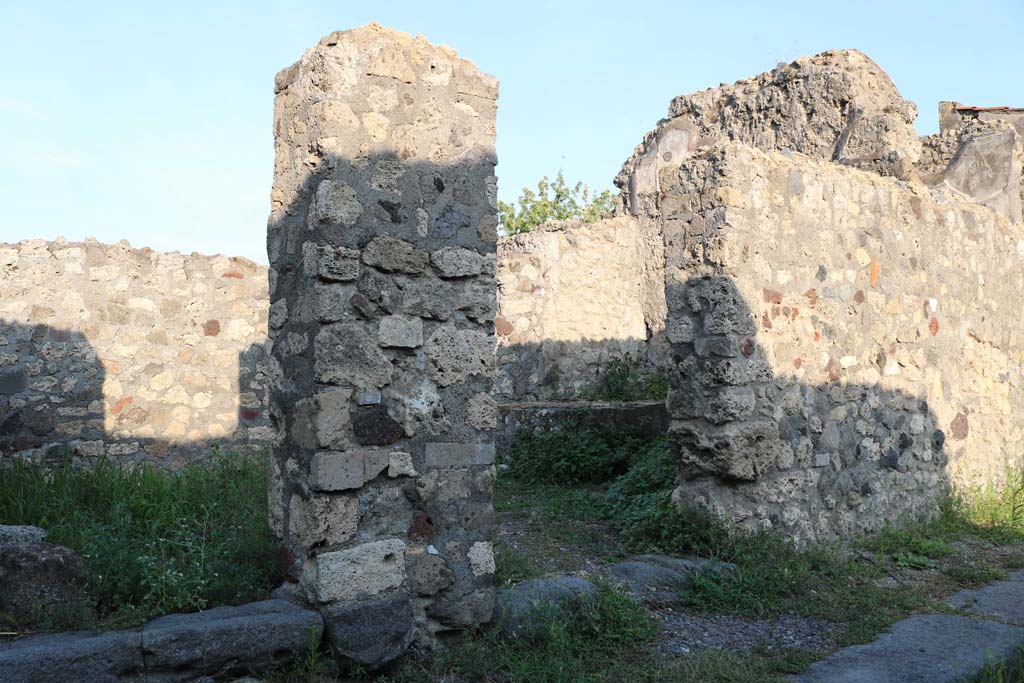 VI.5.1 Pompeii, on left. December 2018. Looking east towards doorways, with VI.5.2, on right. Photo courtesy of Aude Durand.