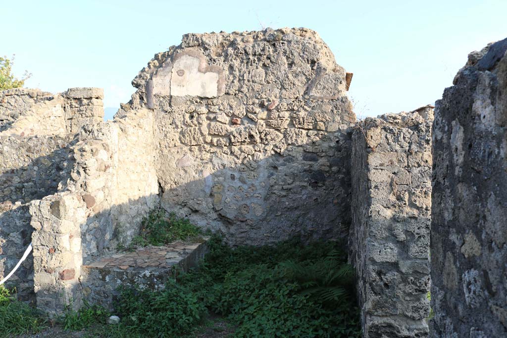 VI.5.2 Pompeii. December 2018. Looking south in shop-room, with entrance doorway, on right. Photo courtesy of Aude Durand