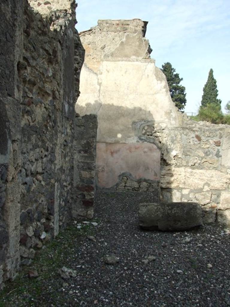 VI.5.4 Pompeii. May 2015. Looking towards south wall of atrium, from city walls.
Photo courtesy of Buzz Ferebee.
