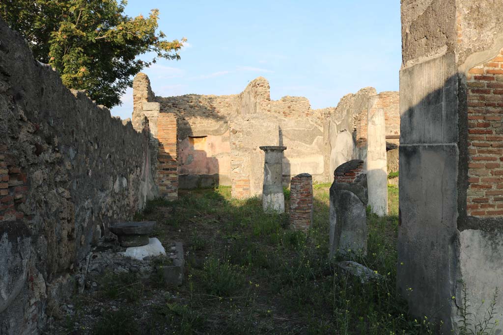 VI.5.5 Pompeii. December 2018. Looking east along north portico towards triclinium. Photo courtesy of Aude Durand.