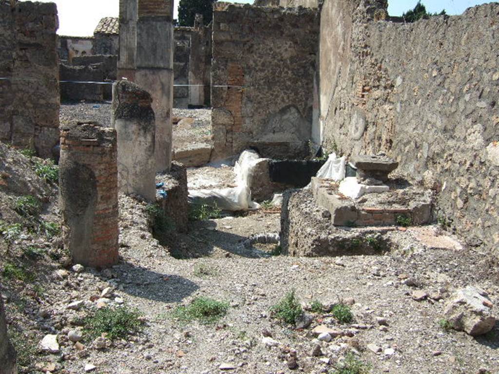 VI.5.21 Pompeii. September 2005. Looking west from peristyle area, along north portico towards atrium.