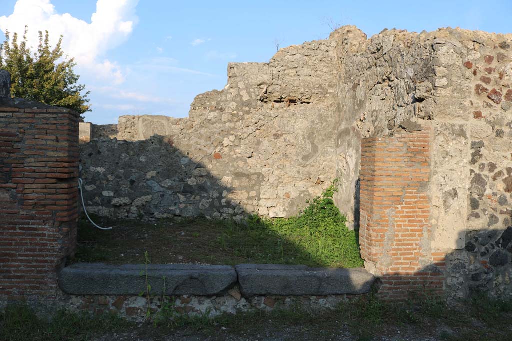 VI.5.6 Pompeii. December 2018. Looking east to shop entrance doorway. Photo courtesy of Aude Durand.