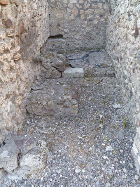 VI.5.8 Pompeii. September 2005. Entrance corridor looking east. On the left is the doorway into the kitchen with latrine. According to Hobson, this latrine had two large pedestals. It also had a slot in both the rear wall and the north wall into which the wooden seat would have fitted. See Hobson, B., 2009. Latrinae et foricae: Toilets in the Roman World. London; Duckworth. (p.49 and fig.63)
