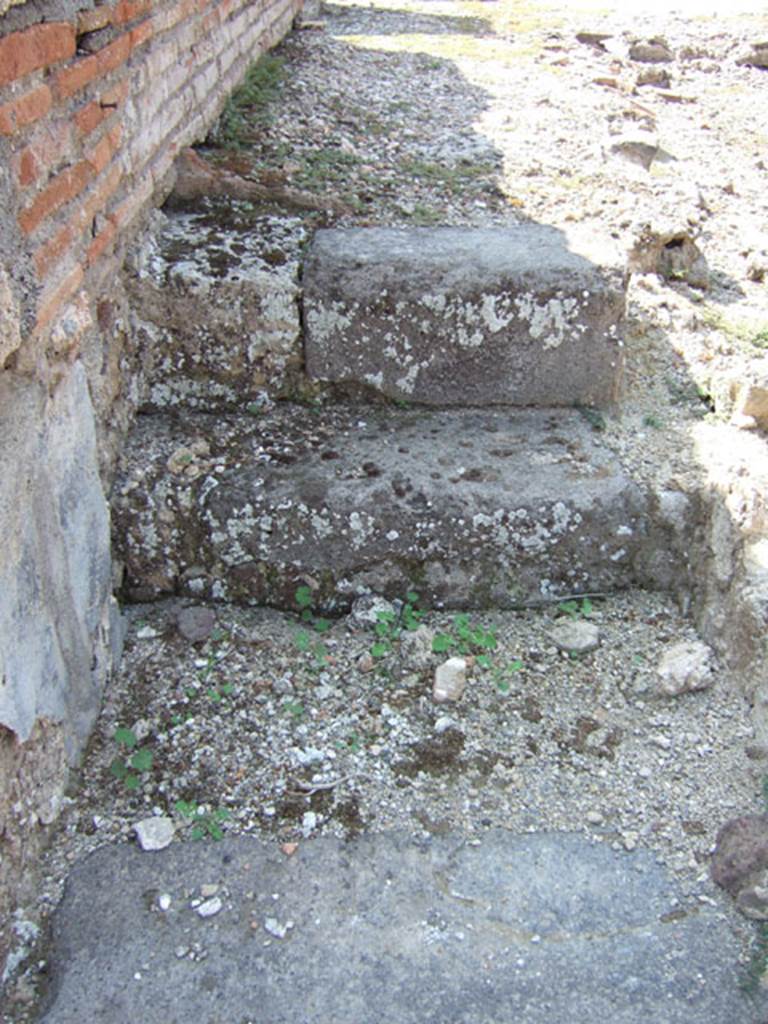 VI.5.9 Pompeii. September 2005. Looking west towards stone steps leading from rear, from kitchen, latrine, storeroom and doorway linking to VI.5.19.