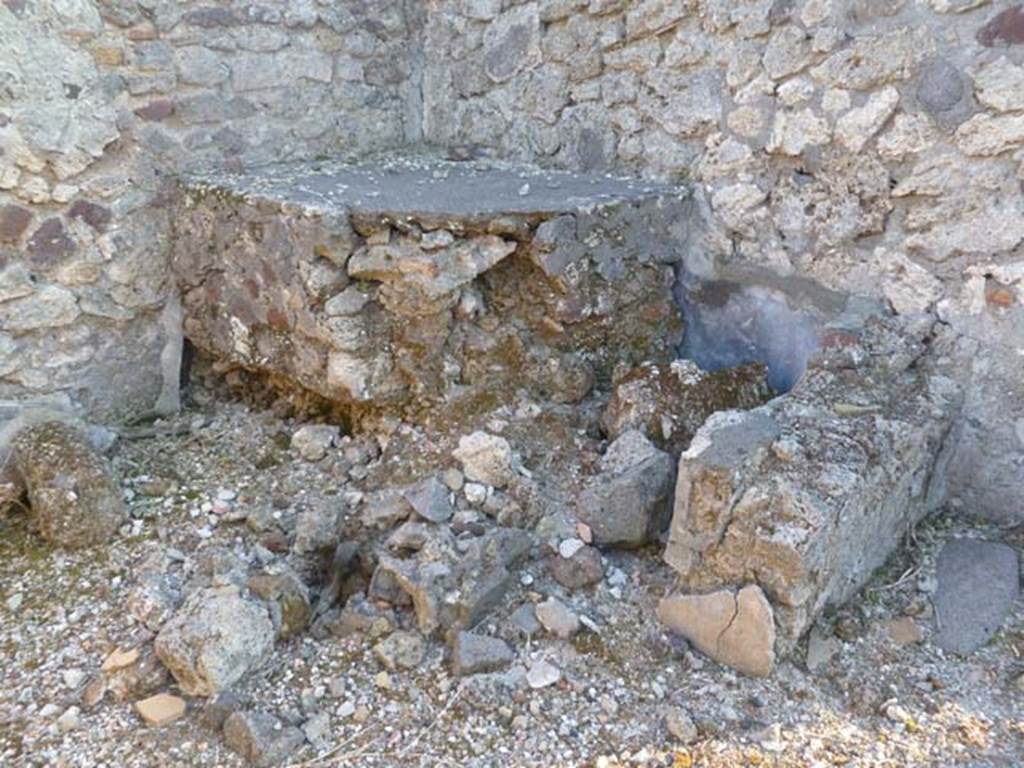 VI.5.9 Pompeii. May 2011. Structure in south-west corner of room linking through to VI.5.19.