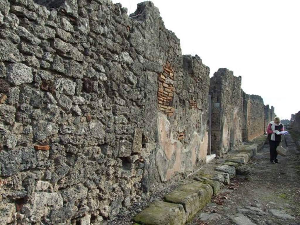 VI.5.9 Pompeii. December 2007. Wall on north side of entrance doorway in Vicolo di Modesto outside VI.5.9, looking south.