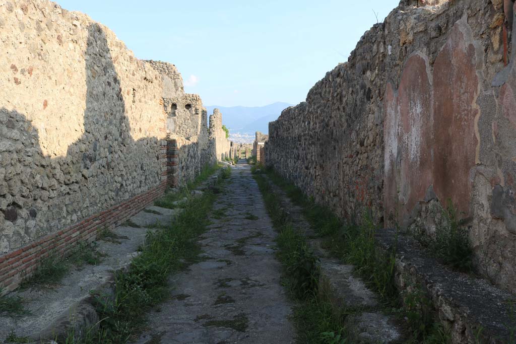 VI.5.10 Pompeii, on left. December 2018. 
Looking south along Vicolo di Modesto, from outside front façade. Photo courtesy of Aude Durand
