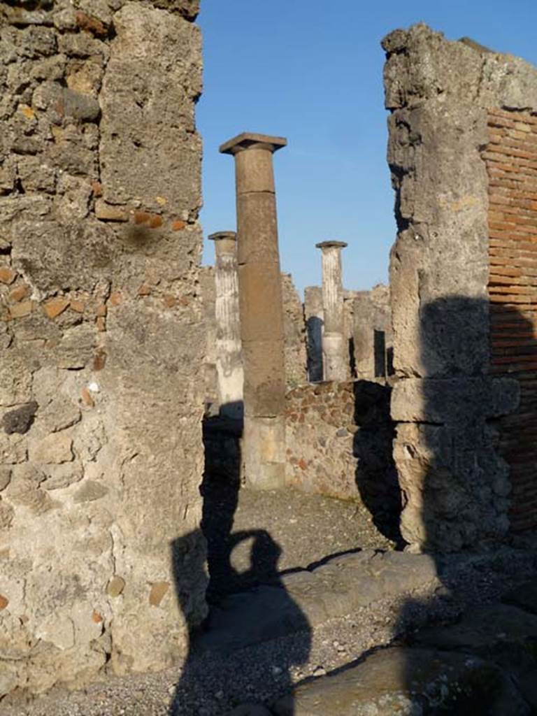 VI.5.10 Pompeii. May 2011. Looking towards entrance doorway.