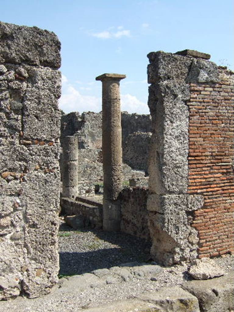 VI.5.10 Pompeii. September 2005. Entrance doorway to peristyle area.