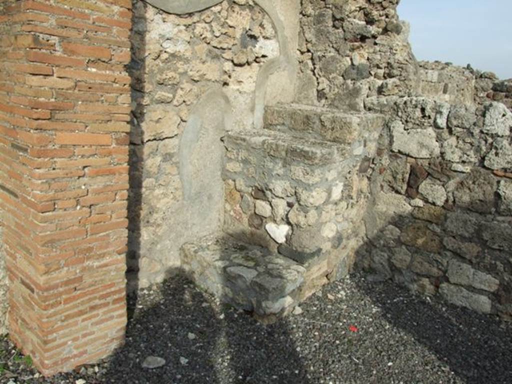 VI.5.10 Pompeii. December 2007. Steps in north-west corner of peristyle.