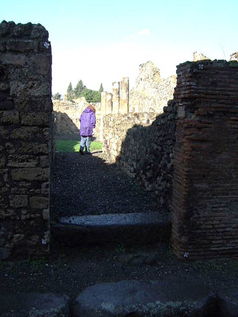 VI.5.14 Pompeii. December 2005. Looking north to entrance doorway.